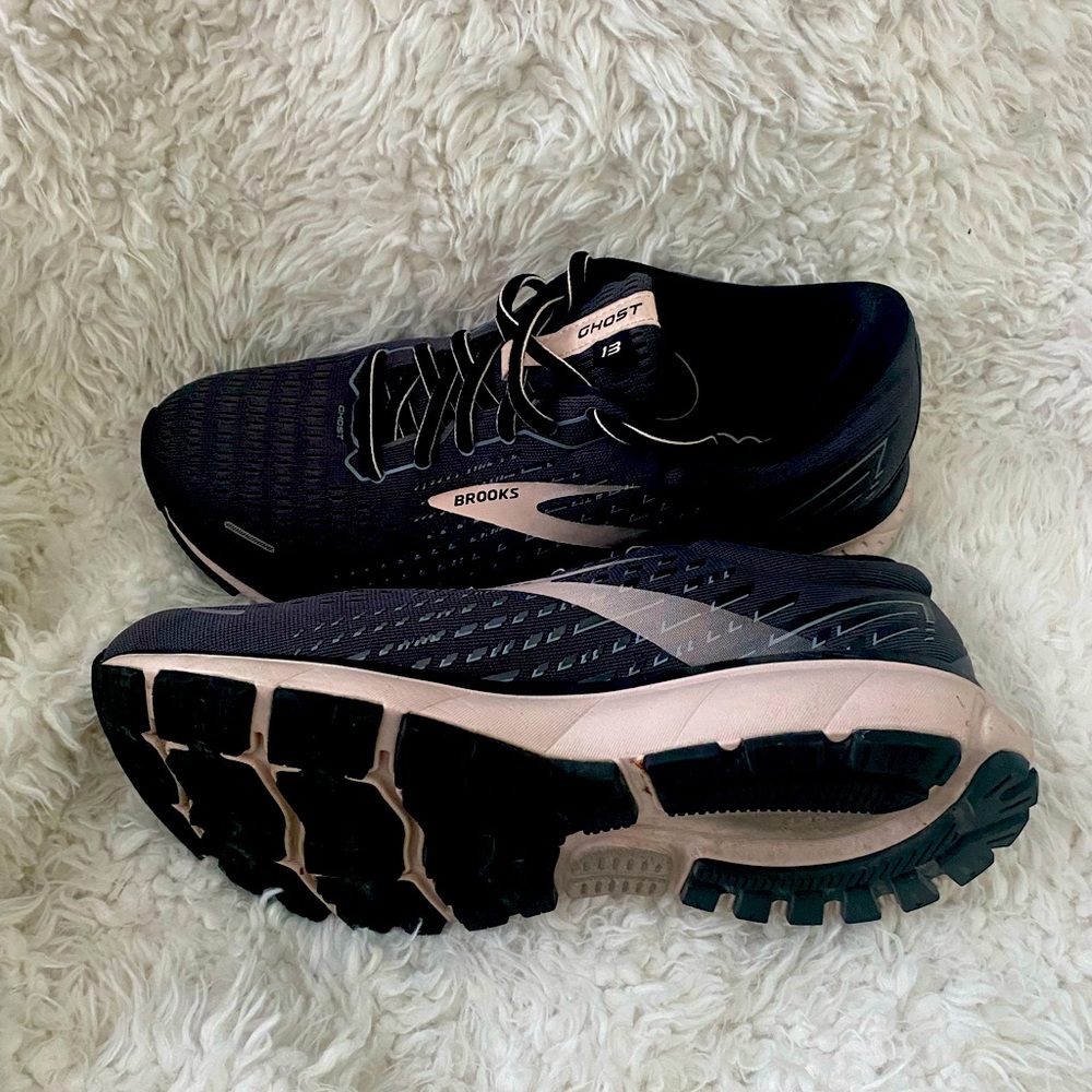 Brooks Ghost 13 Shoes size 9.5.